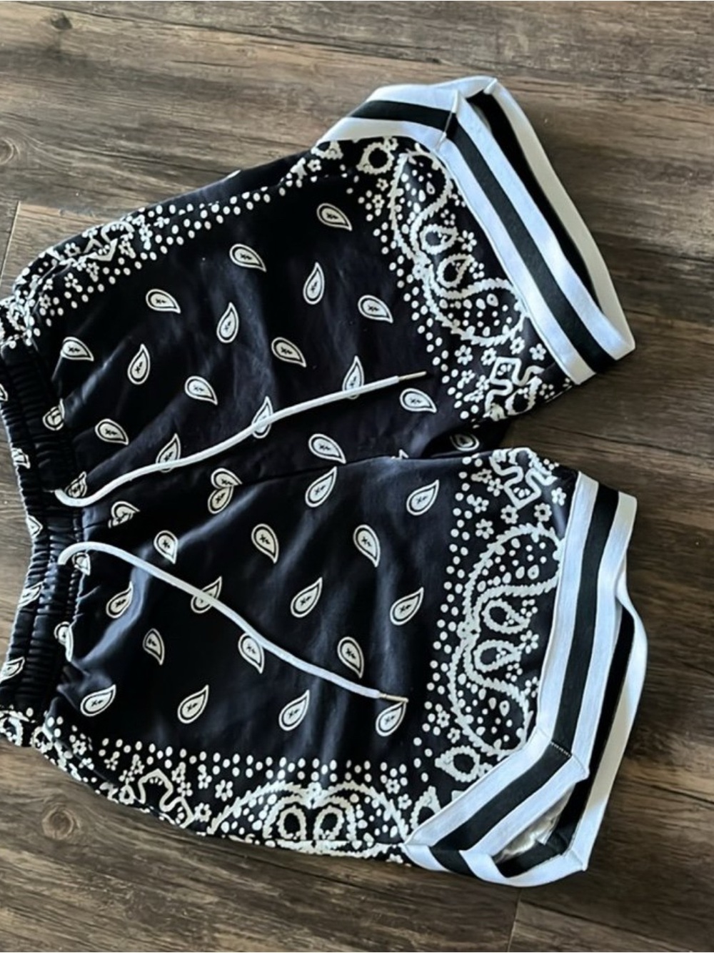 Men’s Paisley shorts size small black white polyester